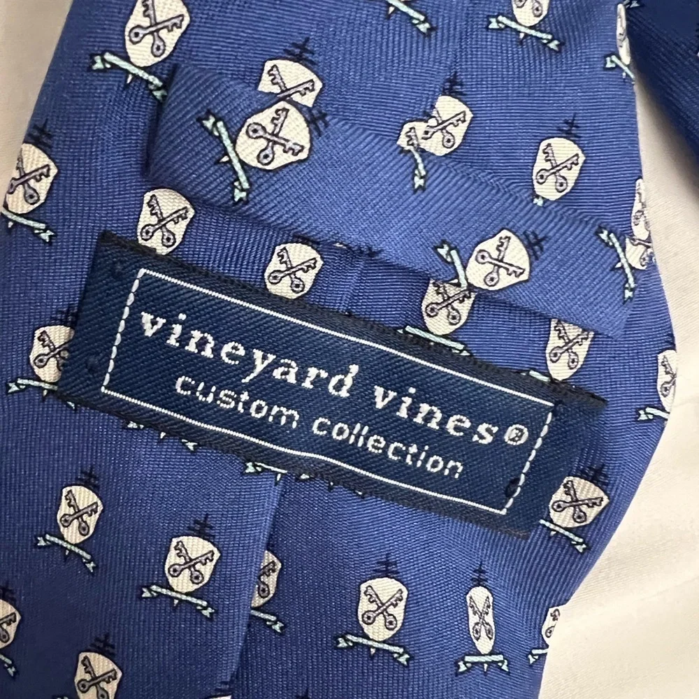 Vineyard Vines Silk Tie Blue Crest Print
